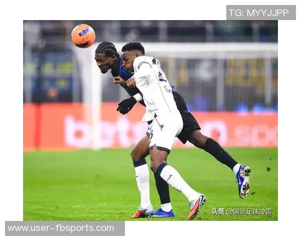 王濛身穿国米球衣与小图拉姆泽林斯基维耶里等球星合影留念 王濛身穿国米球衣与小图拉姆泽林斯基维耶里等球星合影留念